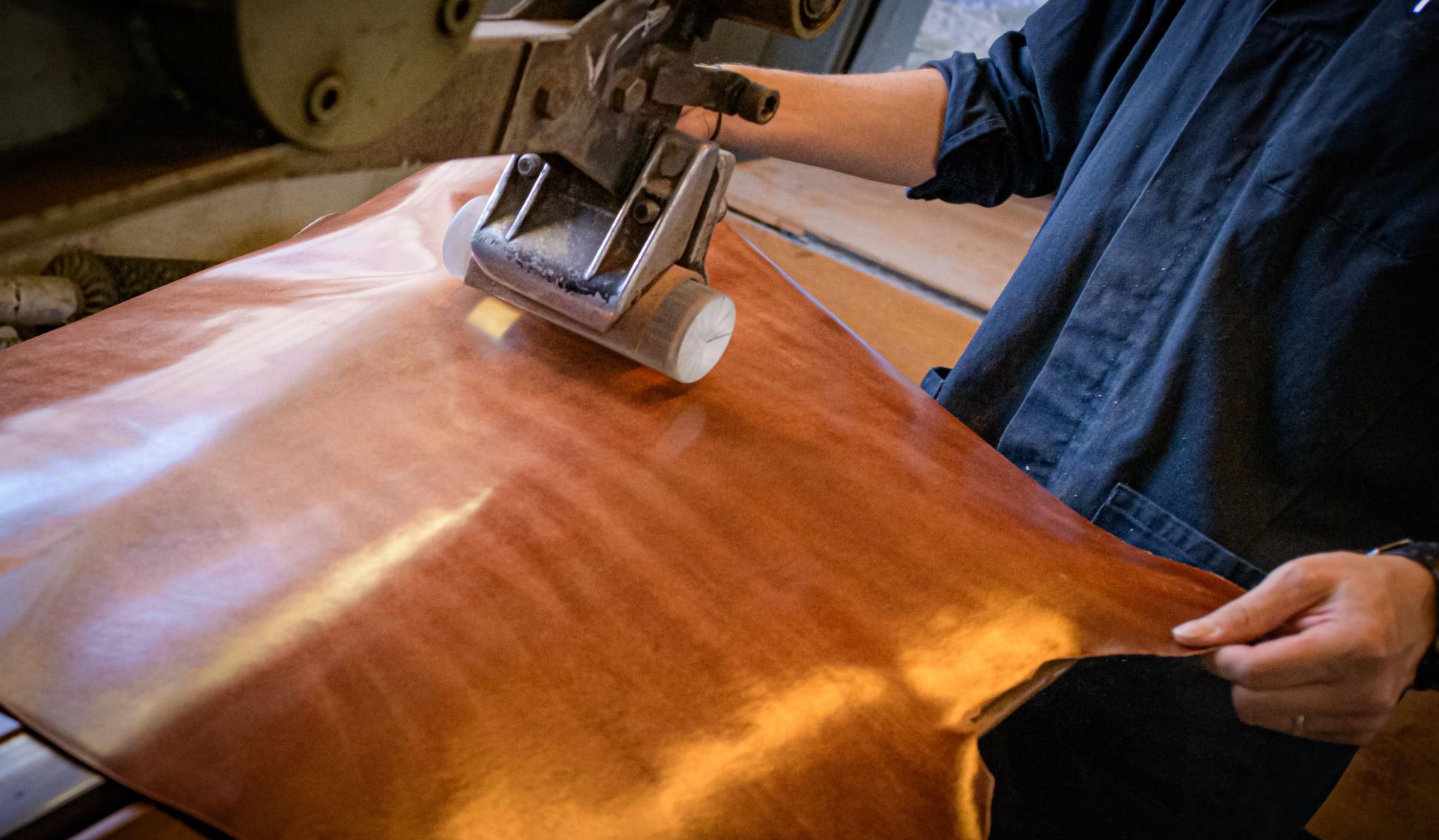 Découpe de cuir avec une machine