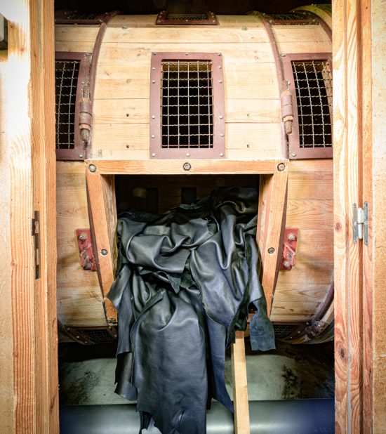 Cuirs teints au tonneau